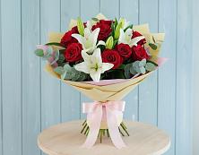 Букет цветов из:  Лилии и Розы в Пскове