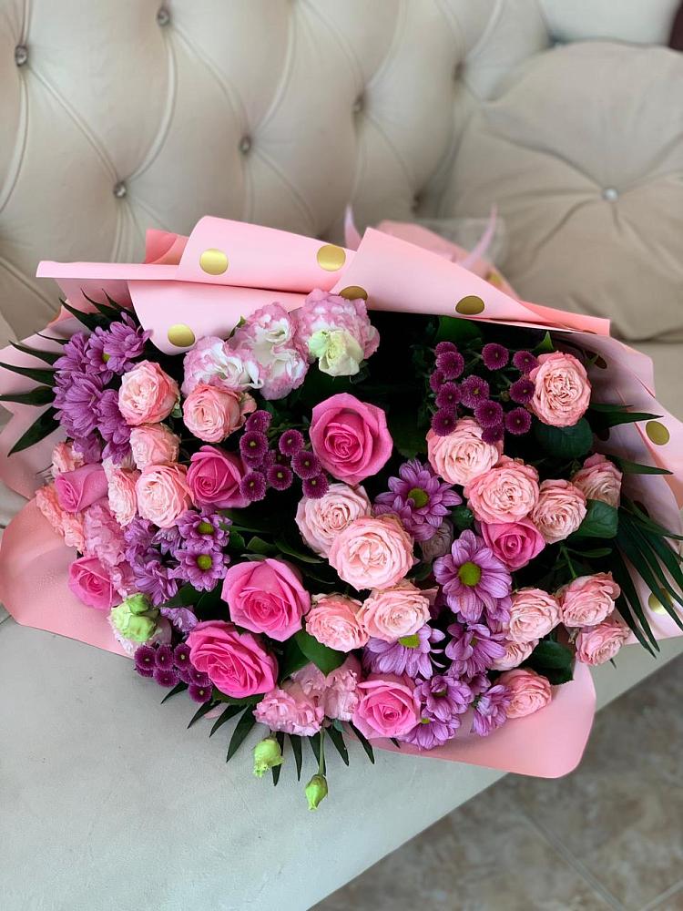 Букет цветов из: Хризантемы, Розы и Лизиантусы в Пскове