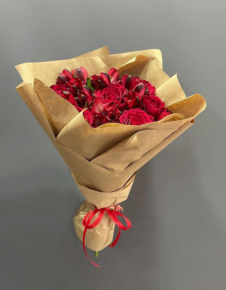 Букет цветов из: Альстромерии и Розы в Пскове