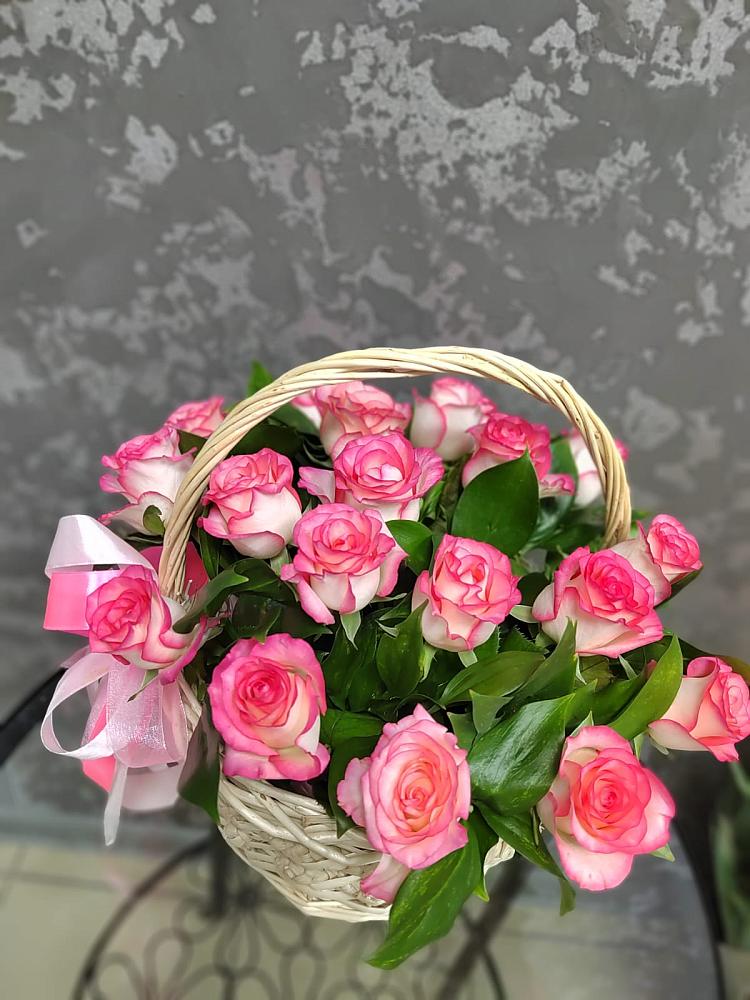 Цветочная композиция из Розы в корзине в Пскове
