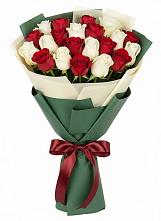 Букет Микс из красных и белых роз в Пскове