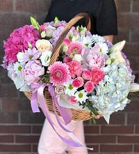 Композиция солнечный день в Пскове Цветочная композиция из Розы, Хризантемы, Пионы и Лизиантусы в корзине в Пскове