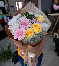 Букет цветов из:  Герберы, Розы и Хризантемы в Пскове
