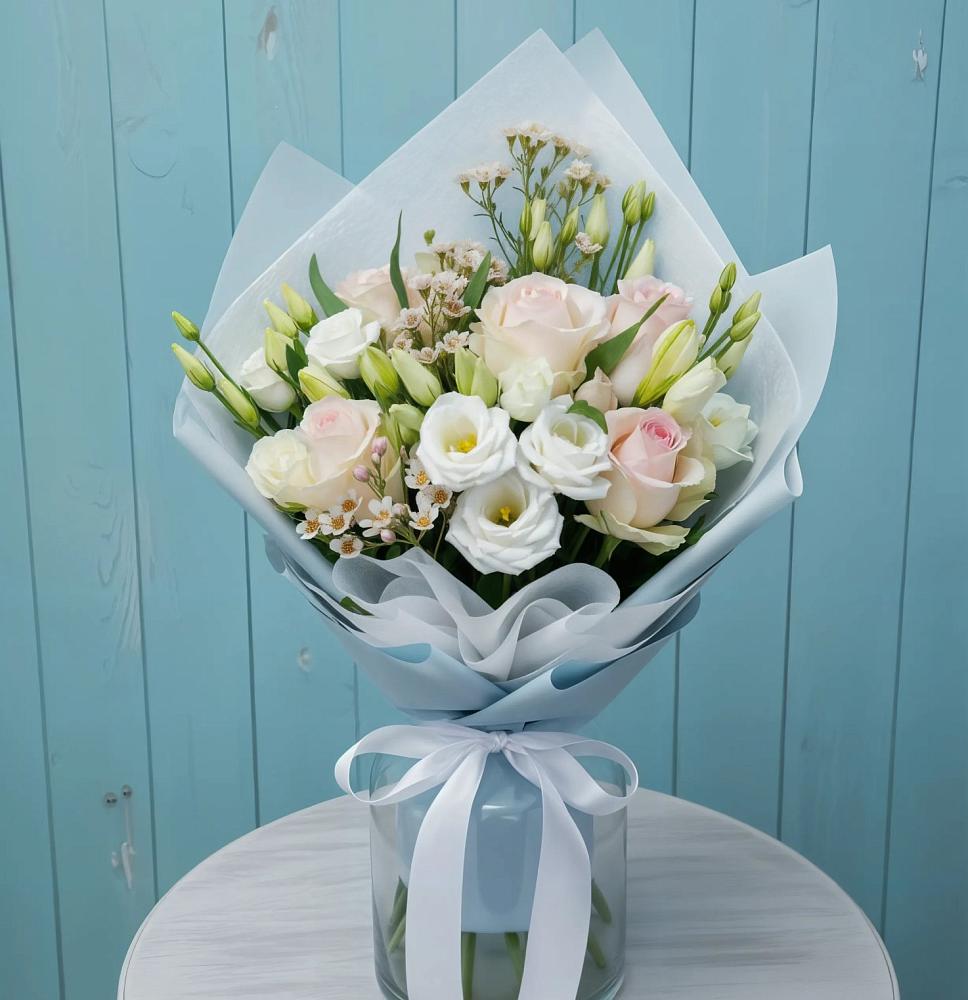 Букет цветов из: Розы и Лизиантусы в Пскове