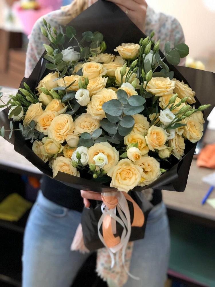 Букет цветов из: Розы и Лизиантусы в Пскове