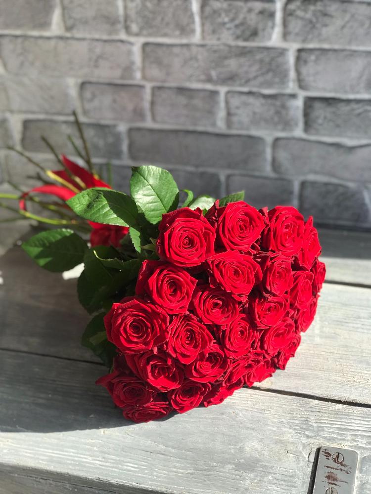 Букет Красные розы Фридом в Пскове