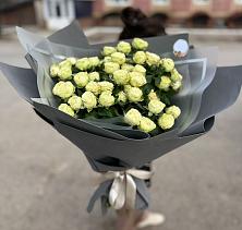 Букет Белые кустовые розы Солинеро в Пскове