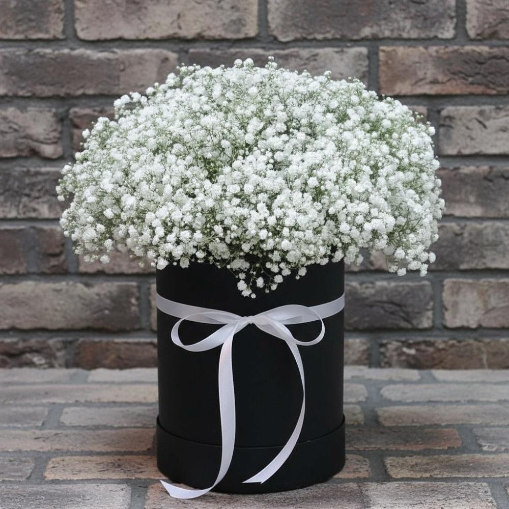 Цветочная композиция из Гипсофила в шляпной коробке в Пскове