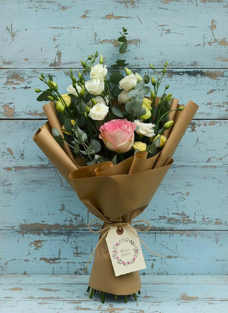 Букет цветов из: Розы и Лизиантусы в Пскове