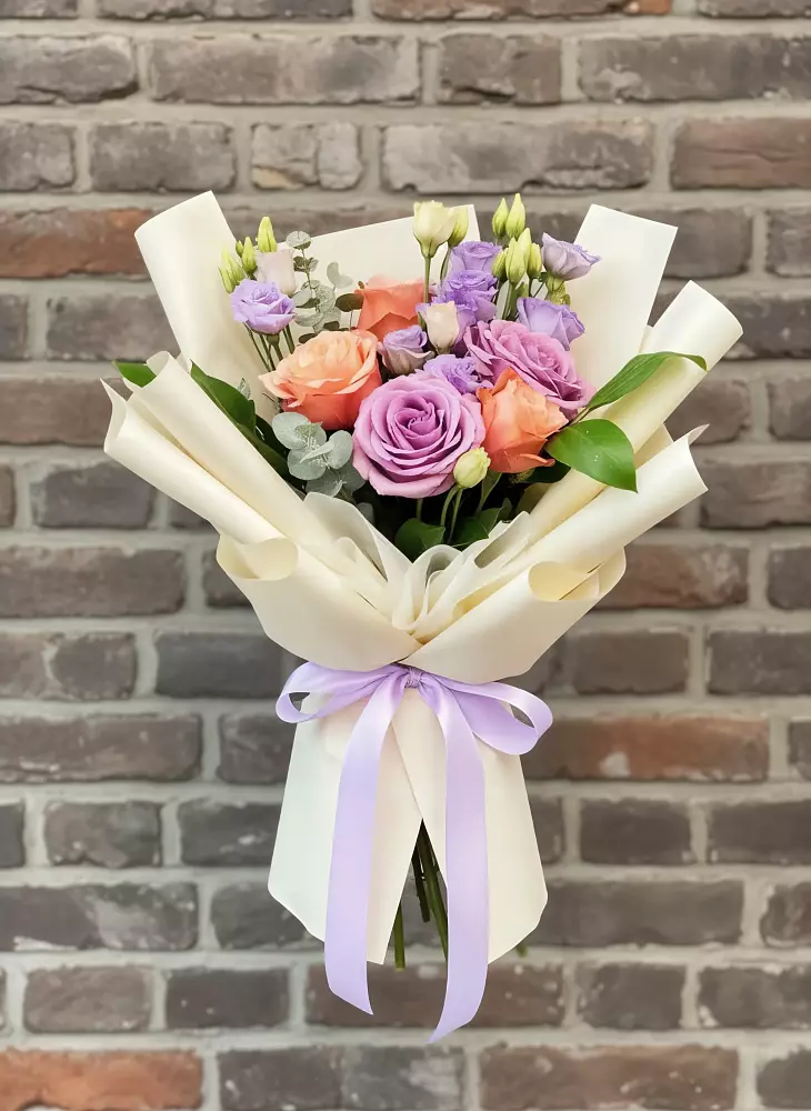 Букет цветов из: Лизиантусы и Розы в Пскове