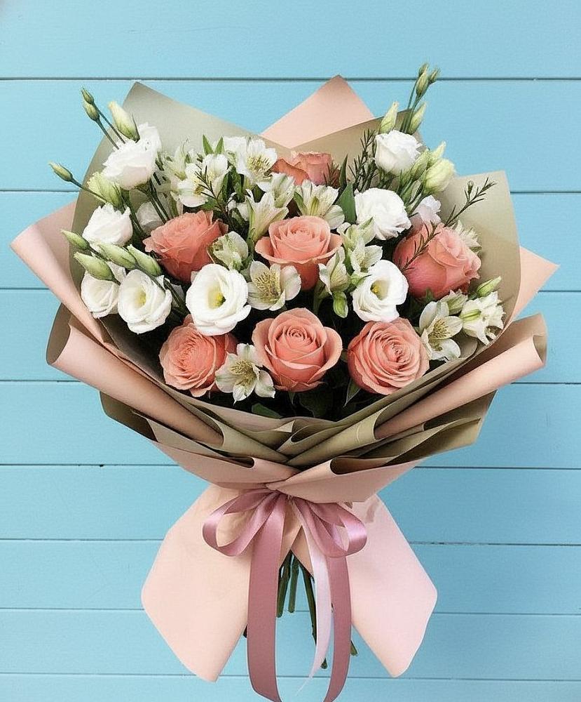 Букет цветов из: Розы, Альстромерии и Лизиантусы в Пскове