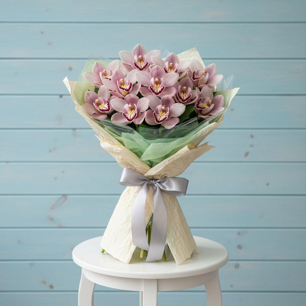 Букет цветов из: Орхидеи и Розы в Пскове