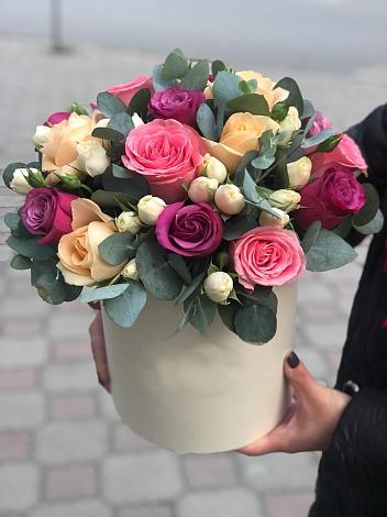 Цветочная композиция из Розы в шляпной коробке в Пскове