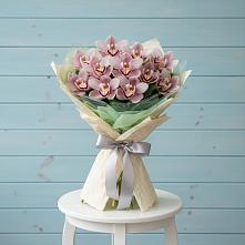 Букет цветов из:  Орхидеи и Розы в Пскове