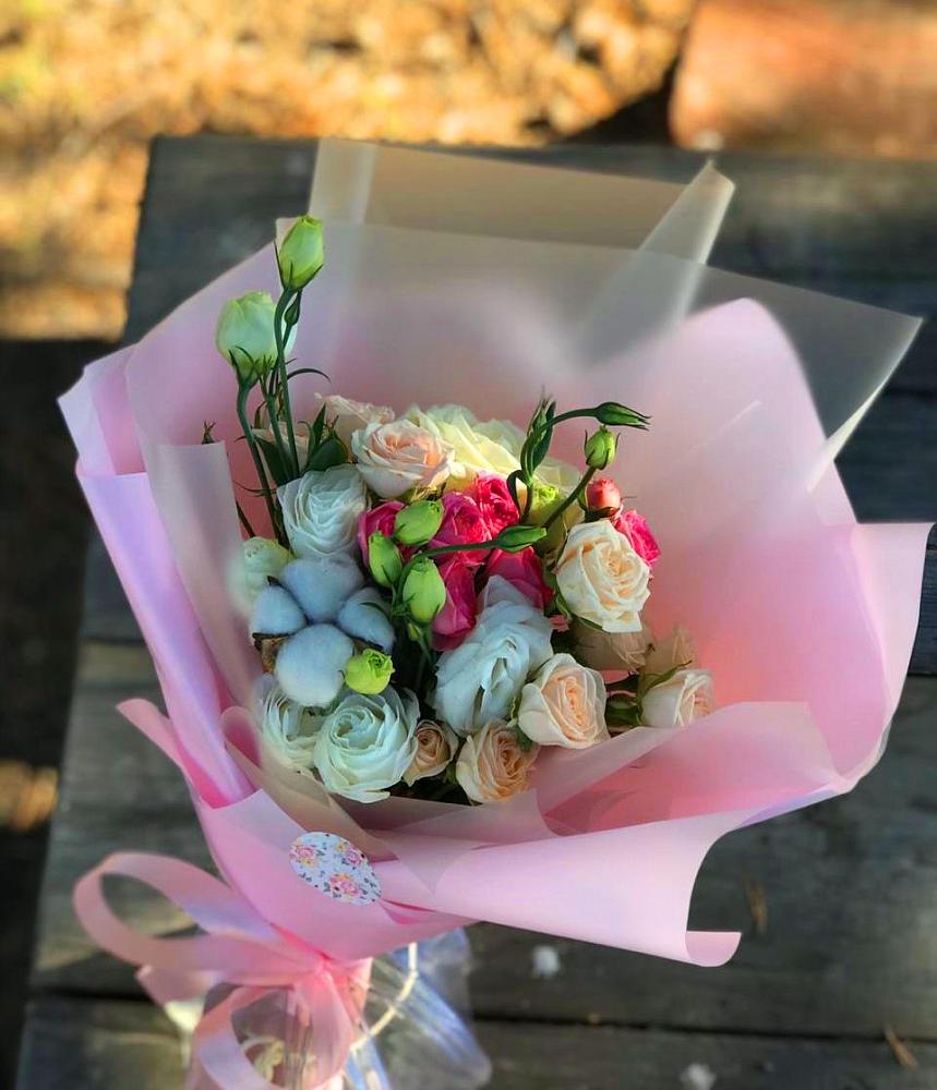 Букет цветов из: Розы и Лизиантусы в Пскове