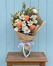 Букет цветов из:  Альстромерии, Лизиантусы, Розы и Хризантемы в Пскове