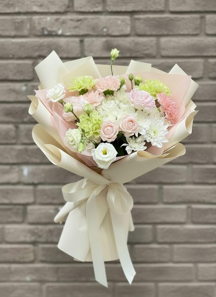 Букет цветов из: Гвоздики, Розы, Лизиантусы и Хризантемы в Пскове