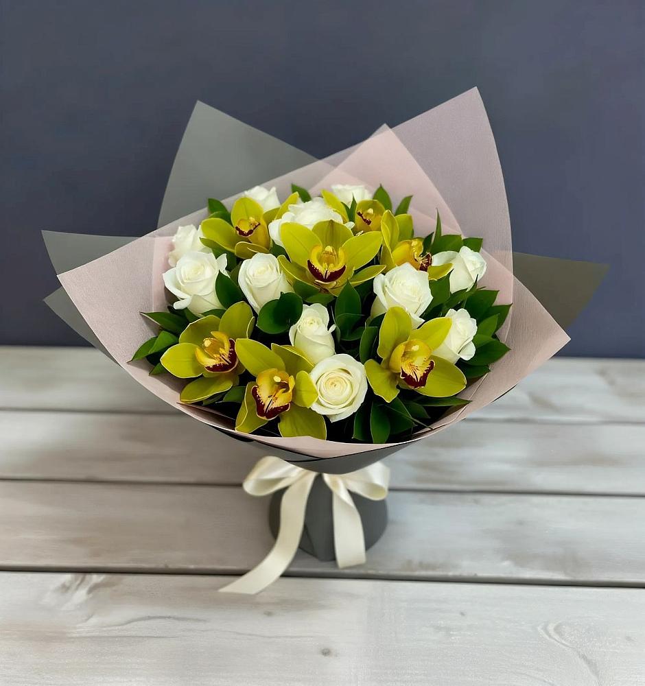 Букет цветов из: Орхидеи и Розы в Пскове