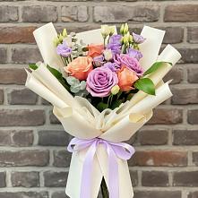Букет цветов из:  Лизиантусы и Розы в Пскове