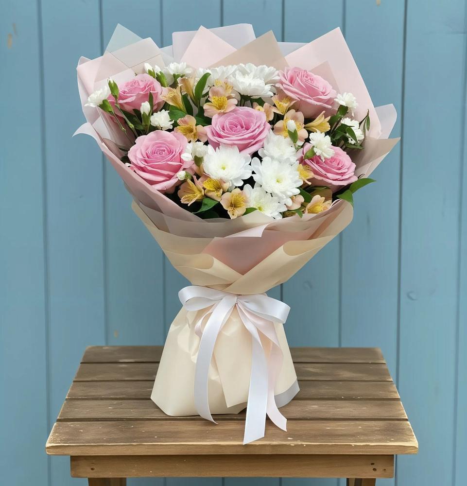 Букет цветов из: Гвоздики, Орхидеи и Розы в Пскове