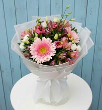 Букет цветов из:  Герберы, Альстромерии и Лизиантусы #REPLACE_PRED# Пскове