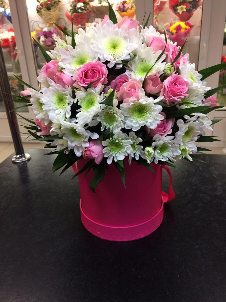 Цветочная композиция из Розы и Хризантемы в шляпной коробке в Пскове