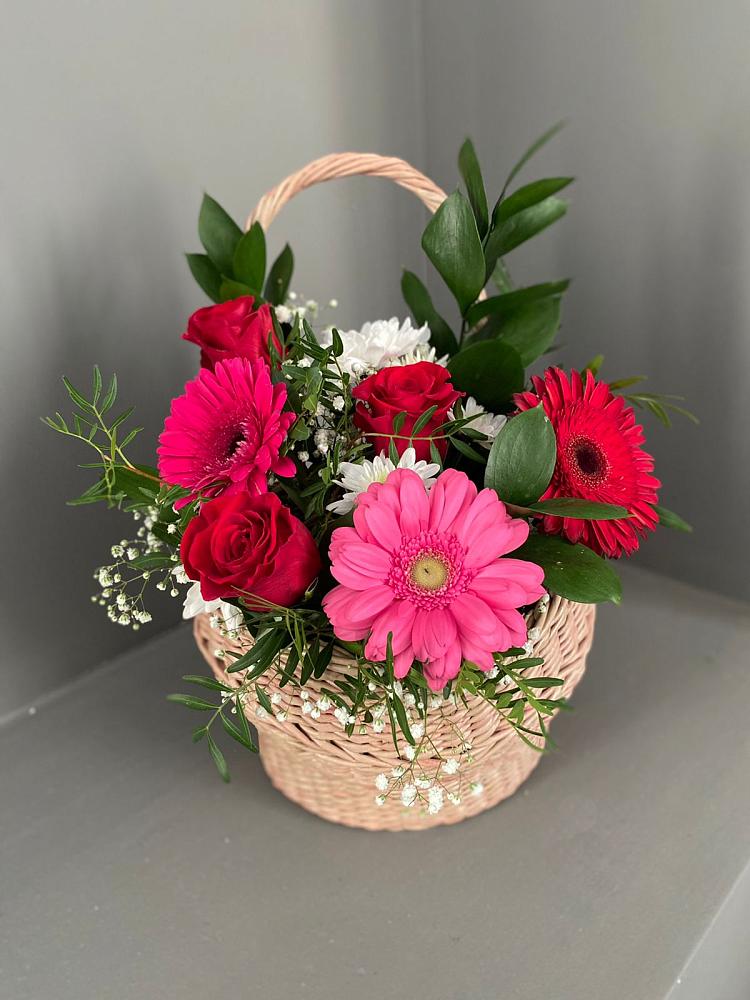 Цветочная композиция из Розы, Хризантемы и Герберы в корзине в Пскове