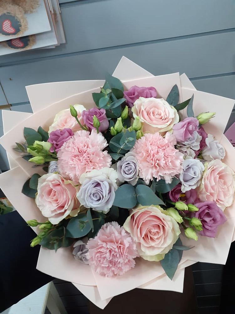 Букет цветов из: Розы, Гвоздики и Лизиантусы в Пскове