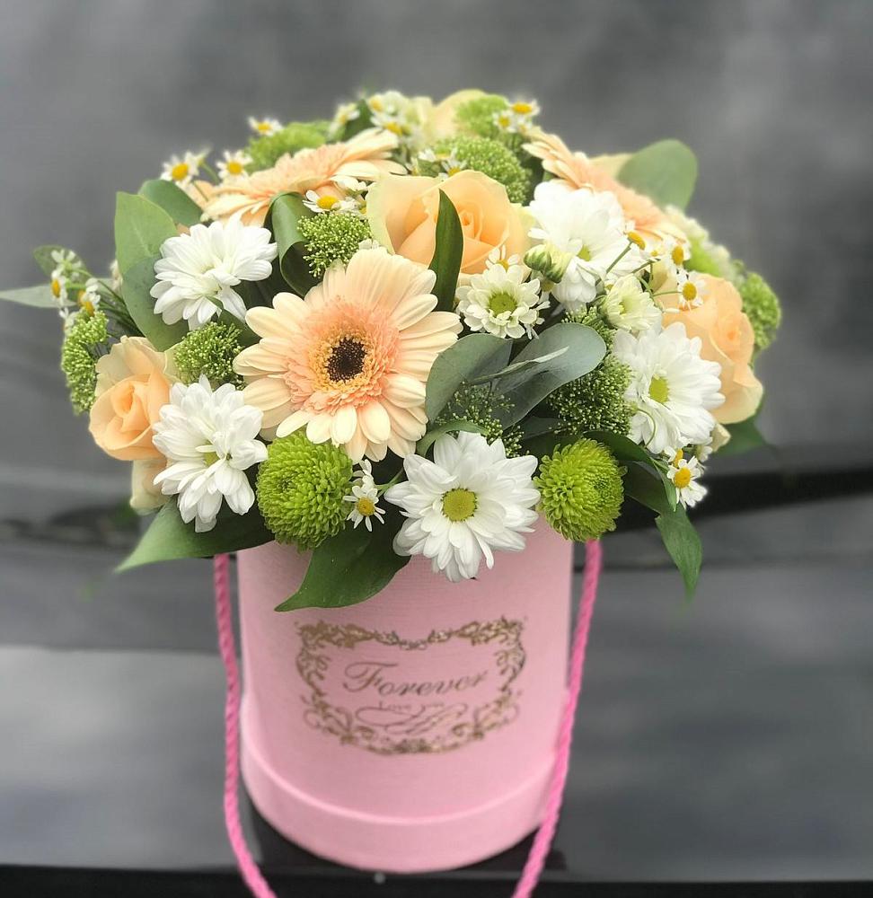 Цветочная композиция из Розы, Герберы и Хризантемы в шляпной коробке в Пскове