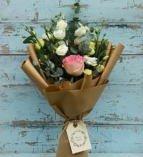Букет цветов из:  Розы и Лизиантусы в Пскове