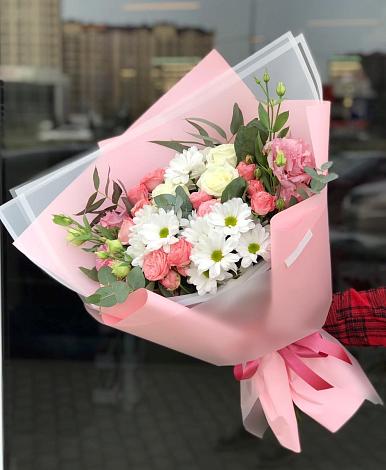 Букет цветов из: Розы, Лизиантусы и Хризантемы в Пскове