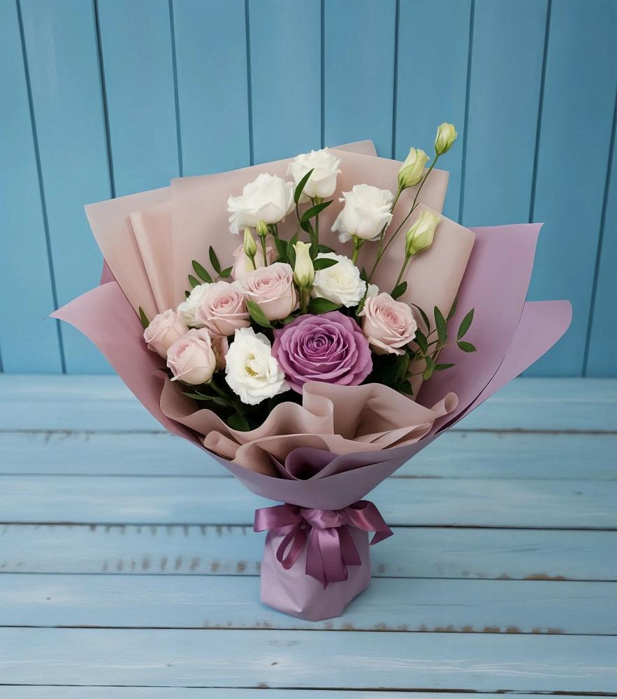 Букет цветов из: Розы и Лизиантусы в Пскове